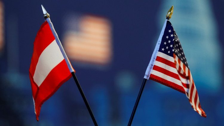 Un drapeau autrichien et un drapeau américain, à Vienne en Autriche, lors des négociations sur le futur du traité New Start. 