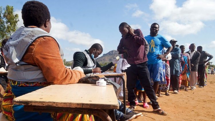 Malawi: le file ai seggi all'aperto per le elezioni presidenziali