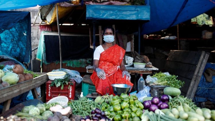 दिल्ली में सब्जी बेचती एक महिला