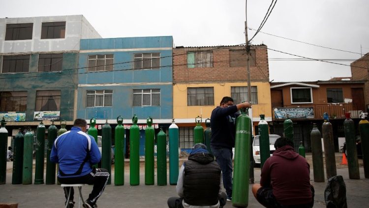 A Lima la capitale péruvienne, des personnes attendent pour recharger leurs bonbonnes d'oxygène. Le 26 juin 2020.