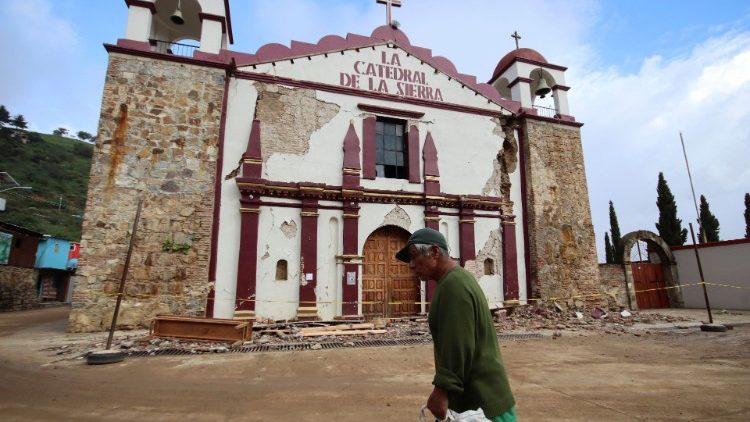 Une cathédrale endommagée suite au séisme du 23 juin, dans la ville de San Juan Ozolotepec, État d'Oaxaca. 
