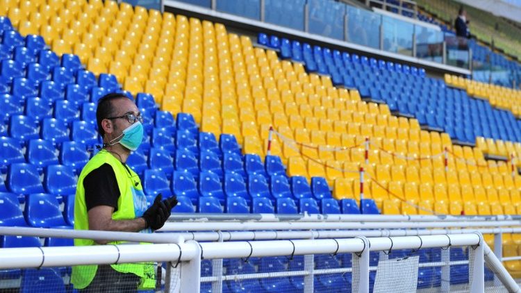 Katar: robotnicy budujący stadiony na mundial bez wynagrodzenia 