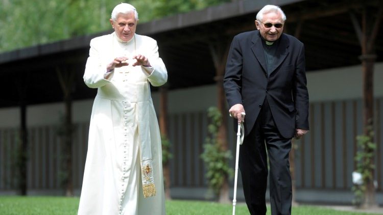 Påven emeritus Benedictus XVI tillsammans med sin bror msgr Georg Ratzinger