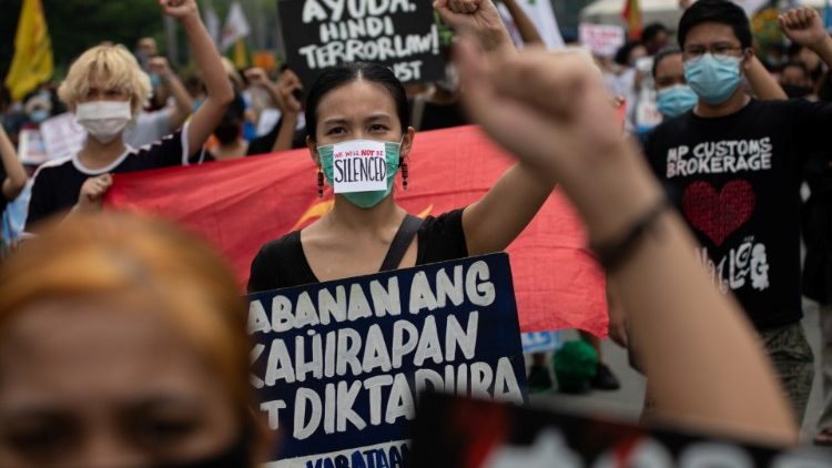 Протест в Манила срещу законопроекта за борба с тероризма,  одобрен от президента Дутерте. 4 юли 2020