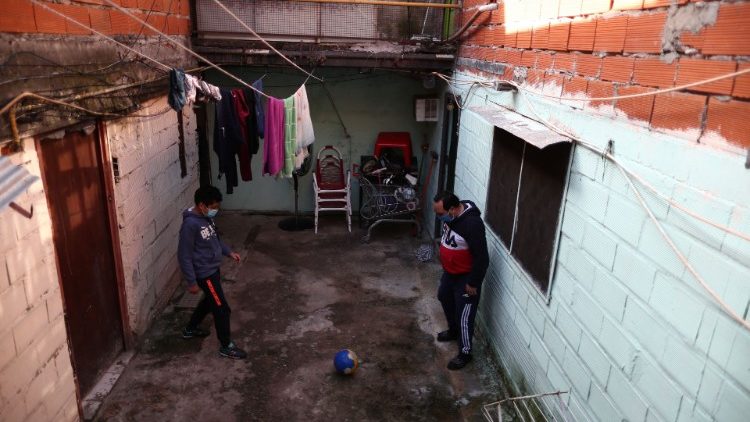 Število okužb s covidom-19 narašča tudi v najrevnejših naseljih na periferijah Buenos Airesa v Argentini