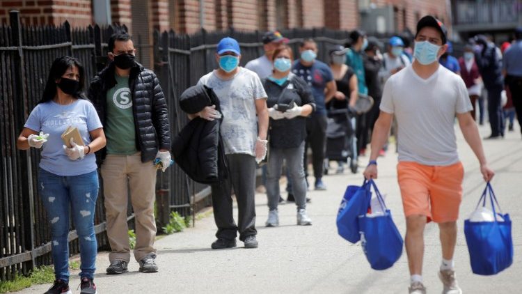 Des personnes attendent devant une banque alimentaire dans le quartier de Queens à New York, en mai 2020