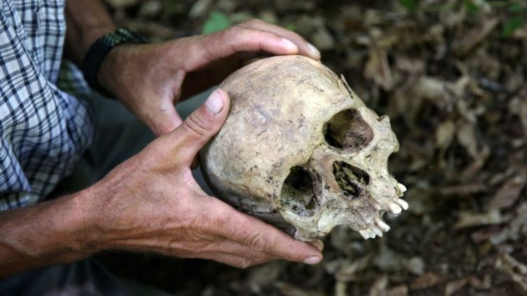 Forensic experts identify the remains of victims and name them
