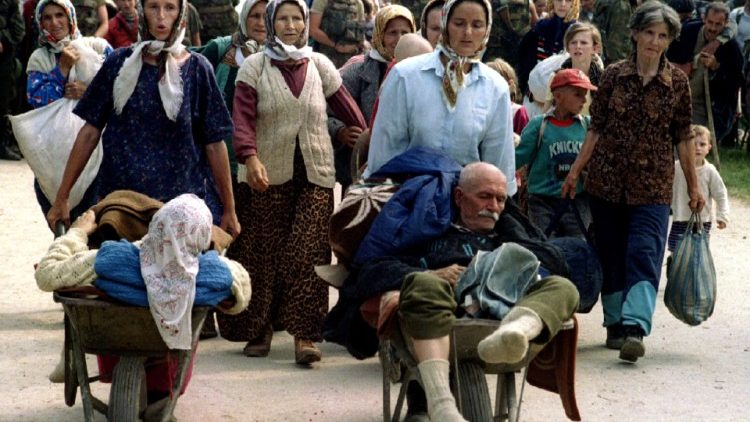 11 luglio 1995, donne e anziani cercano rifugio nella base Onu di Potocari