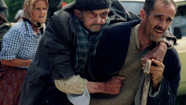 11 luglio 1995: La fuga disperata di anziani e donne dalla furia delle truppe serbo bosniache che stanno occupando Srebrenica