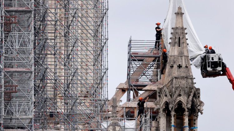 Các công nhân đang làm việc  tại Nhà thờ Đức Bà Paris 
