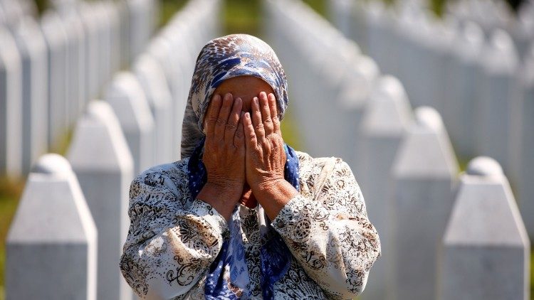 Il dolore di una familiare di vittime a Potocari