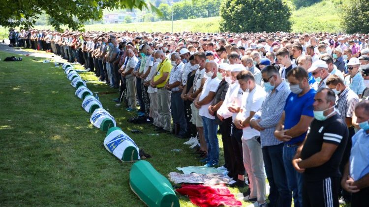 Srebrenicaவில் இடம்பெற்ற இனப்படுகொலையை நினைவுகூரும் மக்கள்