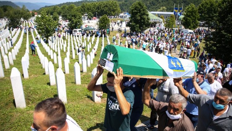 I familiari di una vittima del genocidio di Srebrenica portano il suo corpo alla sepoltura, foto Reuters