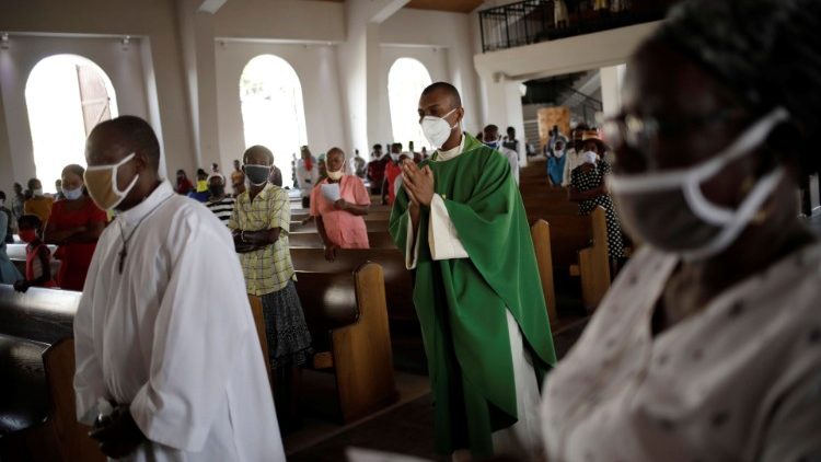 Os 4 novos sacerdotes haitianos deveriam ter sido ordenados na Catedral de Port-au-Prince, durante esta Missa celebrada em 12 de julho