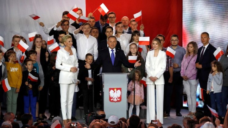 Le président polonais Andrzej Duda, réélu dimanche 12 juillet 2020 pour un second mandat, célèbre sa victoire aux côtés de son épouse et de sa fille, à Pultusk en Mazovie. 
