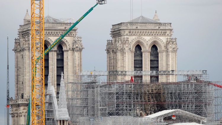 Újjáépítési munkálatok a párizsi Notre-Dame épületén