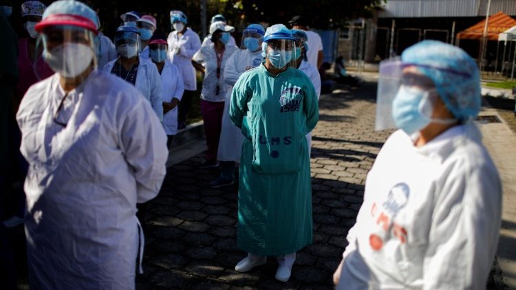 Ärzte in El Salvador demonstrieren für bessere Arbeitsbedingungen und Schutz gegen Corona