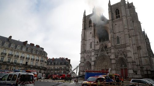Incêndio atinge Catedral de Nantes