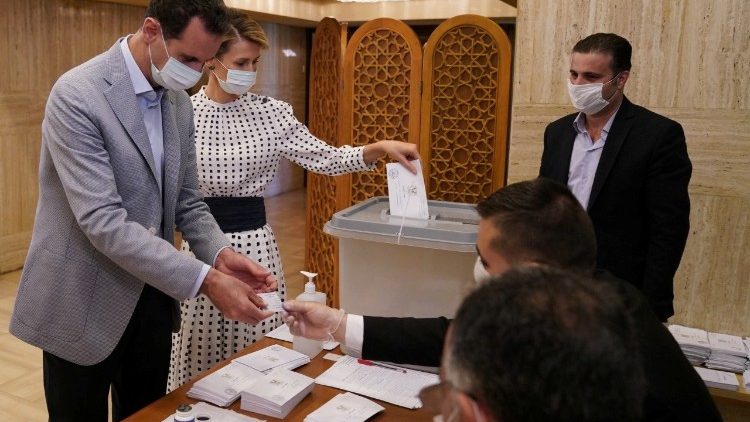 Bashar Al-Assad et sa femme votant lors des élections législtaives du dimanche 19 juillet 2020
