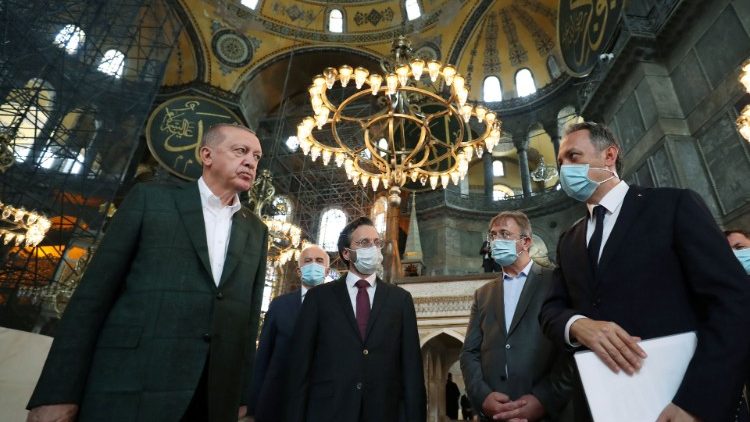 Prezydent Erdogan nadzoruje stan prac przygotowujących do przemiany bazyliki w meczet
