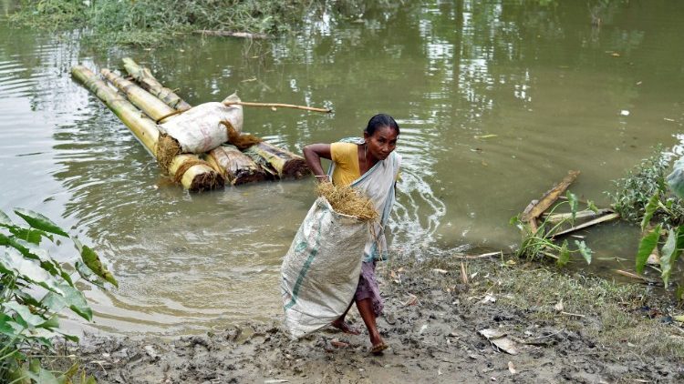Žena u poplavljenom području okruga Morigaon