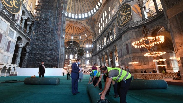 Hagia Sophia klojami islamiškos maldos kilimai