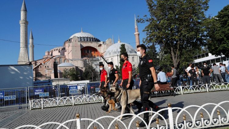 மசூதியாக மாற்றப்பட்ட துருக்கியின் Hagia Sophia ஆலயம் 