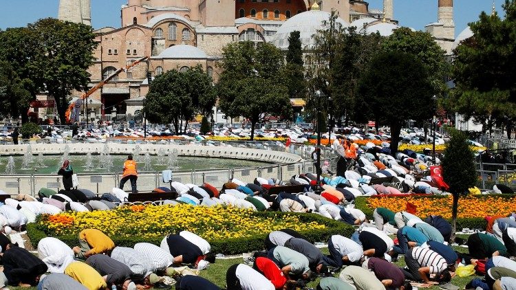 Freitagsgebet an der Hagia Sophia in Istanbul, die seit diesem Freitag erstmals seit 86 Jahren wieder Moschee ist