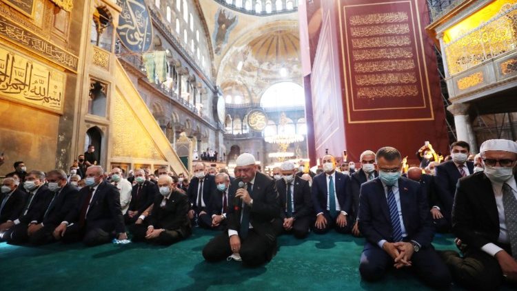 Турският президент Тайип Ердоган по време на петъчната молитва в "Света София".