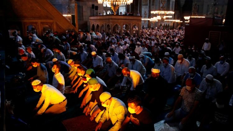 हागिया सोफिया में नमाज पढ़ते हुए मुस्लिम