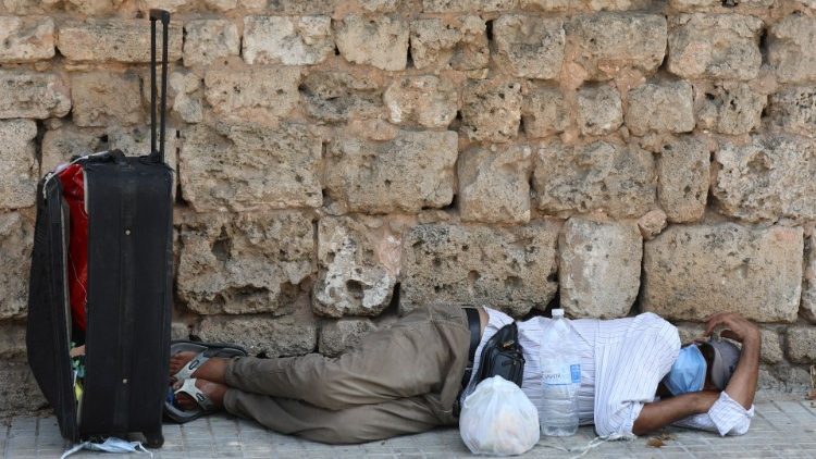 Un hombre yace en el suelo con una máscara facial en Beirut