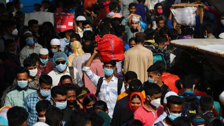 Dhaka: Migrant Workers unterwegs nach Hause, um das Opferfest Eid al-Adha zu feiern