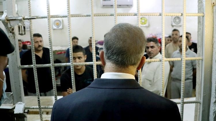 ईराक के प्रधानमंत्री मुस्ताफा अल काधिमी कैदियों से बात करते हुए