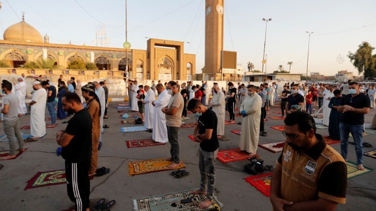 Fedeli musulmani in preghiera alla moschea di Baghdad
