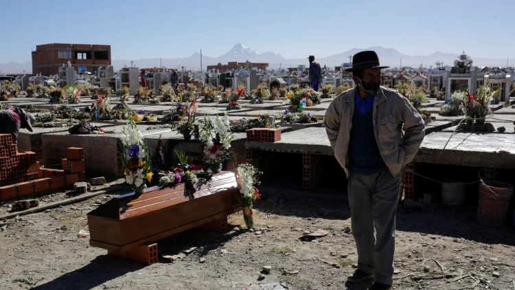 Ein Mann steht in El Alto, Bolivien, neben dem Sarg eines am Coronavirus verstorbenen Anverwandten