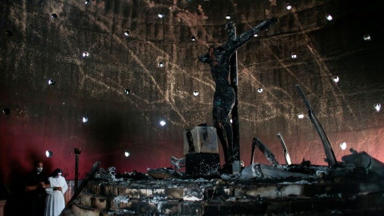 Il crocifisso bruciato nell'attacco contro la Cattedrale di Managua