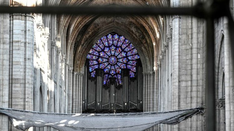 Le grand orgue de Notre-Dame, situé sous la rosace (côté ouest de la cathédrale)