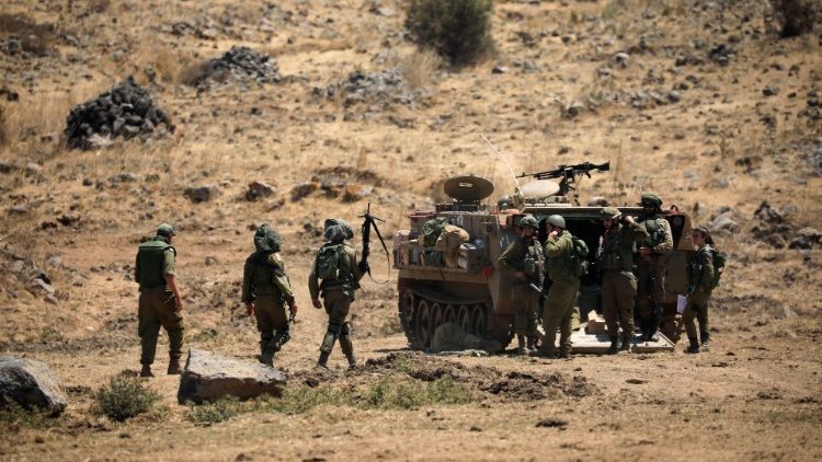 Soldati israeliani nei pressi del confine siriano (Reuters / Amir Cohen)