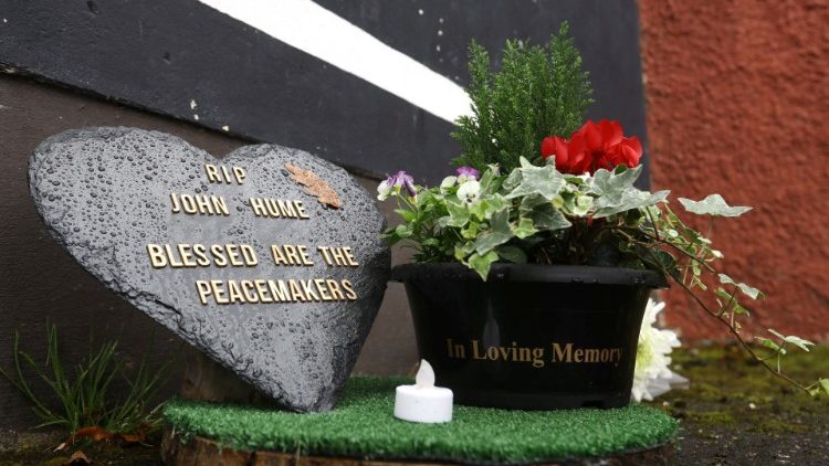 北爱尔兰政治家诺贝尔和平奖获得者休姆墓前的鲜花