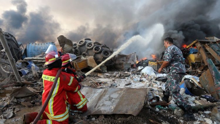 Brandmän i arbete efter explosionen i Beirut