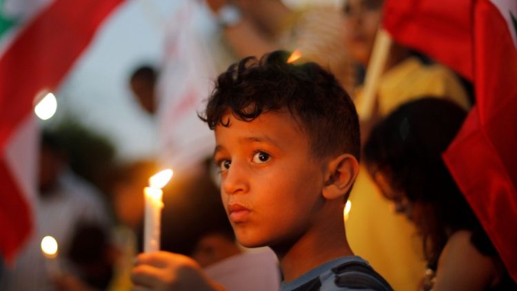 Em Gaza, crianças palestinas realizaram uma vigília com velas em solidariedade aos libaneses