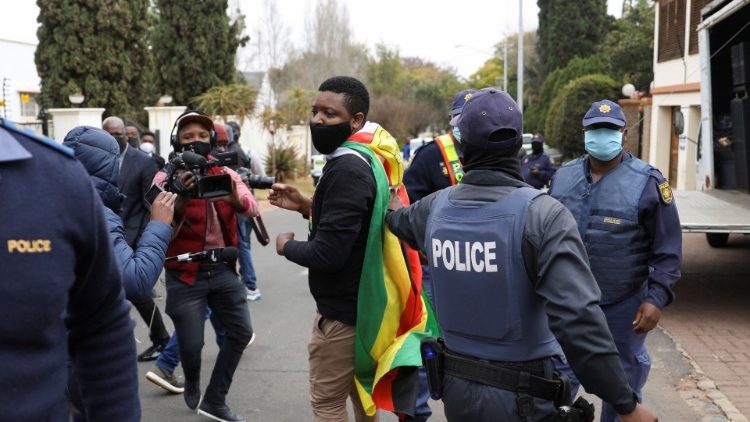 Manifestation contre le président Mnangagwa devant l'ambassade du Zimbabwe à Prétoria (Afrique du Sud)