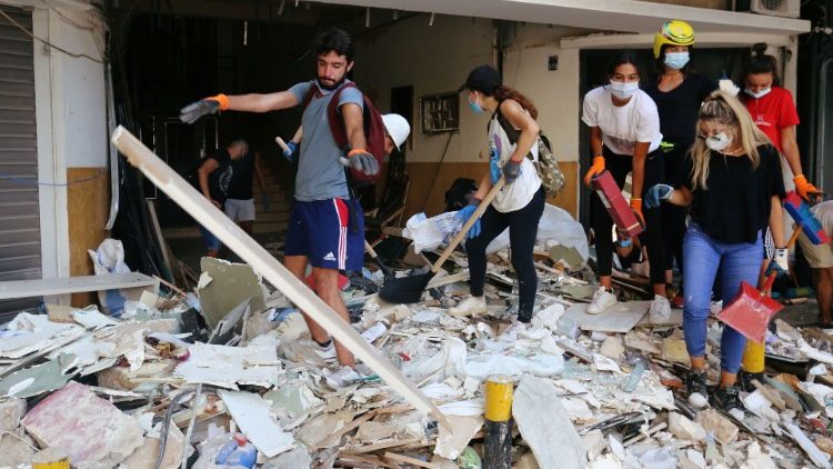 Voluntários ajudam na limpeza de detritos e entulhos espalhados por toda a capital libanesa