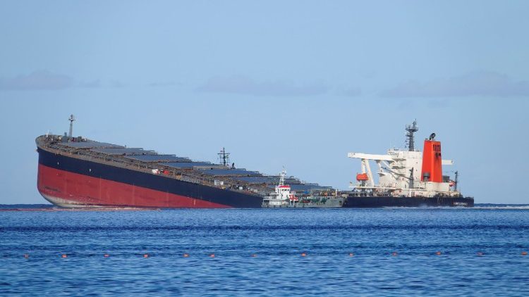 Der gesunkene Tanker MV Wakashio vor der Küste von Mauritius