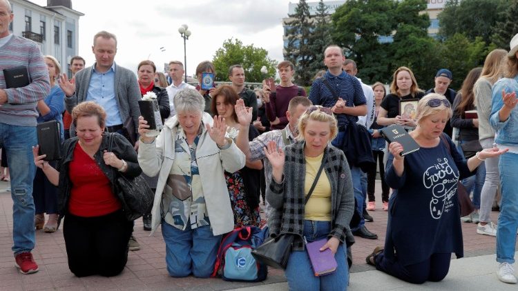 Fidèles priant pour la paix lors d'une procession à Minsk