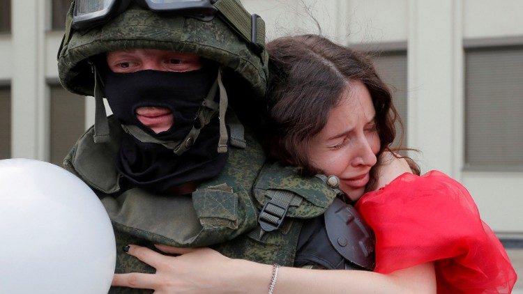 Протестираща в Беларус прегръща войник