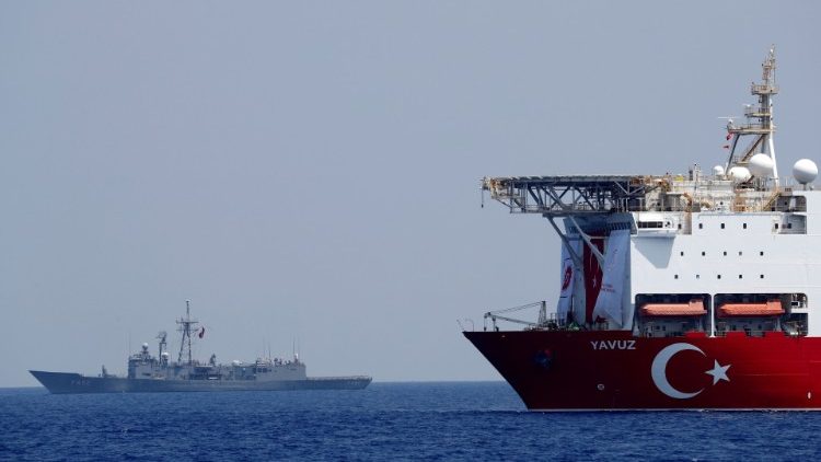 Le navire de forage tuc "Yavuz" escorté par une frégate de la marine turque au large de Chypre, le 6 août 2019