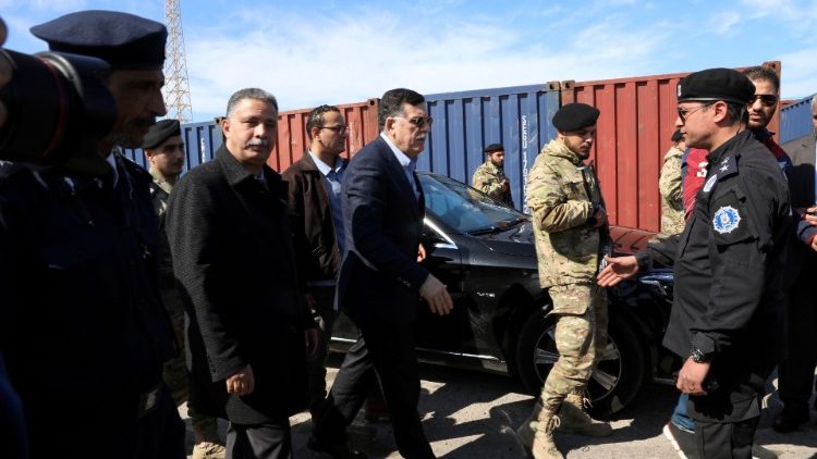 Fayez Mustafa al-Sarraj, chef du Conseil présidentiel, au port de Tripoli après une attaque, le 19 février 2020. 
