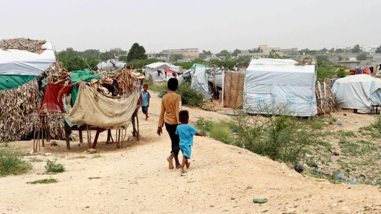 Йеменски деца в лагера за разселени в Абс, провинция Хажа