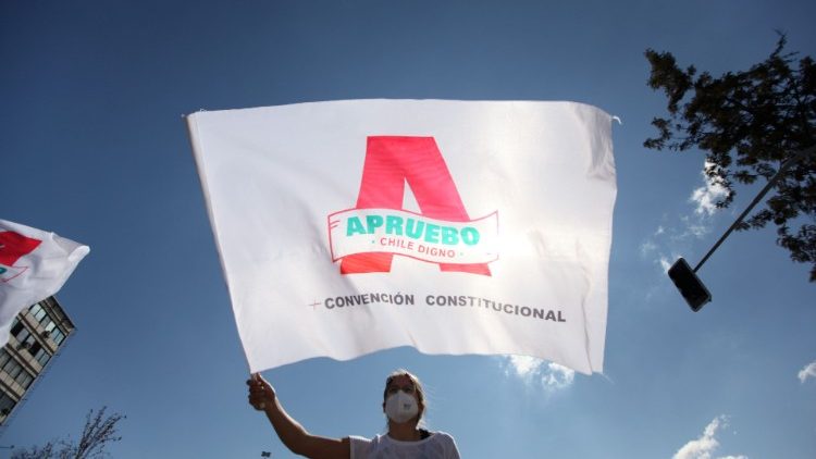 Une manifestation pour le "oui" au référendum, le 16 août, à Santiago du Chili. 